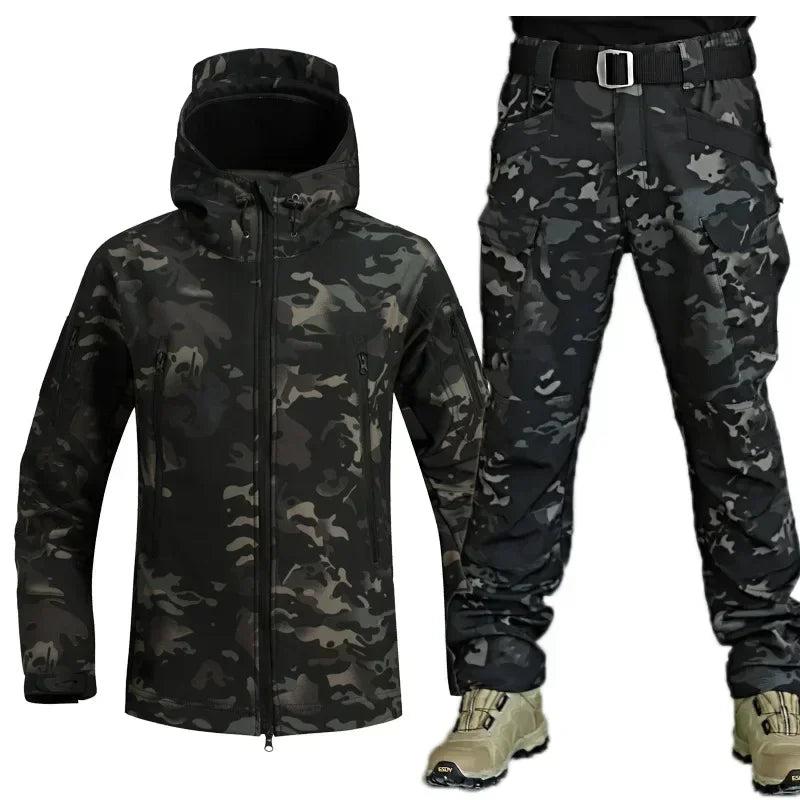 Insulated Men's Camo Suit with Waterproof Tactical Features for Outdoor Hunting