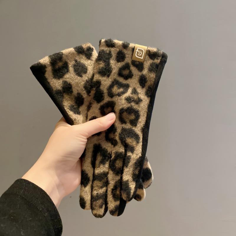 Leopard print suede gloves for cycling, keeping women warm and cold in winter, riding an electric bike, driving a windproof and plush motorcycle in winter